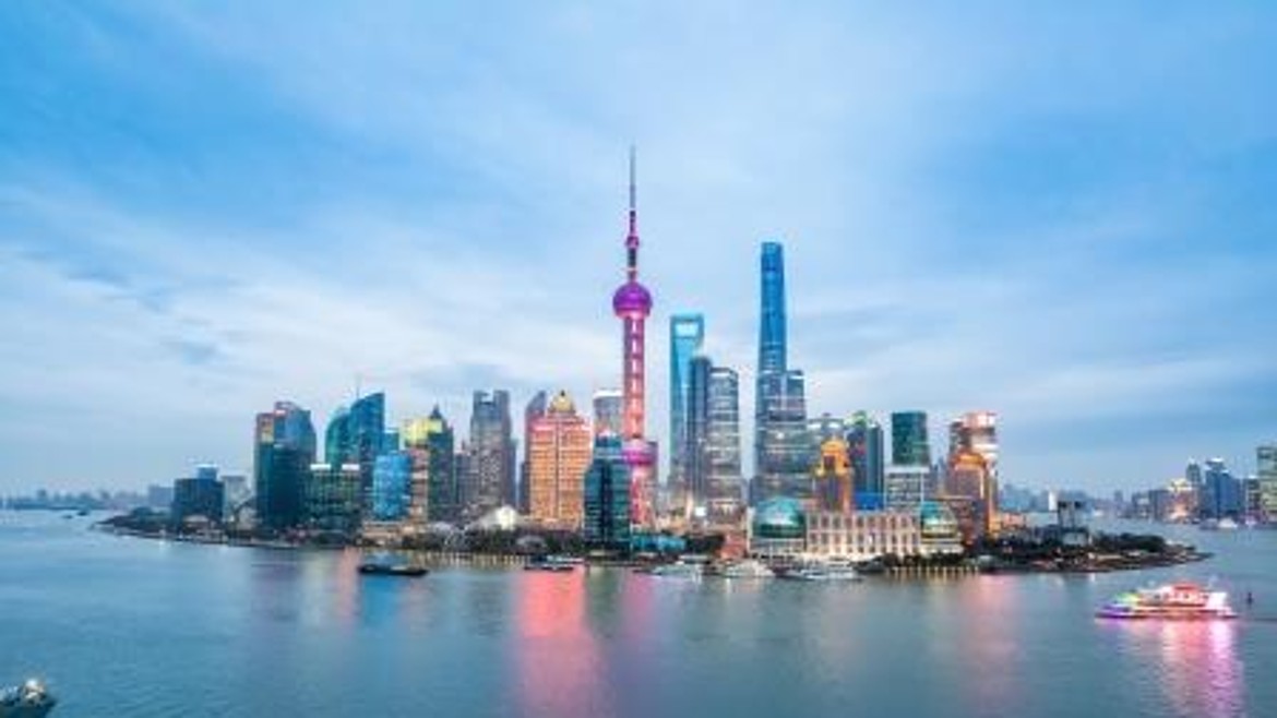  Skyline Shanghai mit bunt angestrahlten Wolkenkratzer auf einer Insel