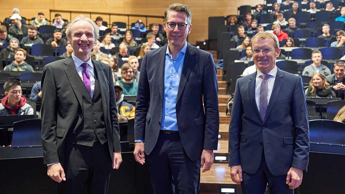 Besuch zum Semesterstart: Wissenschaftsminister Markus Blume mit Präsident Prof. Martin Leitner und Dekan Prof. Hermann Englberger (Foto: Julia Bergmeister) Präsident Dr. Leitner, Wissenschaftsminister Blume und Dekan Dr. Englberger