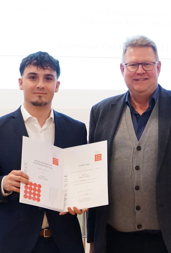 Niklas Treffer und Dr. Vogt vom Verein Freunde der HM e.V.