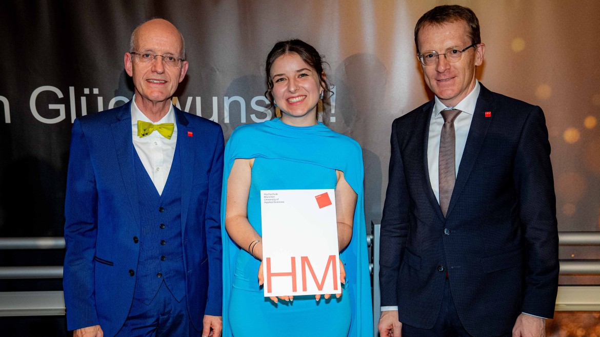 Absolventin Johanna Vilsmeier mit Dekan und Studiendekan