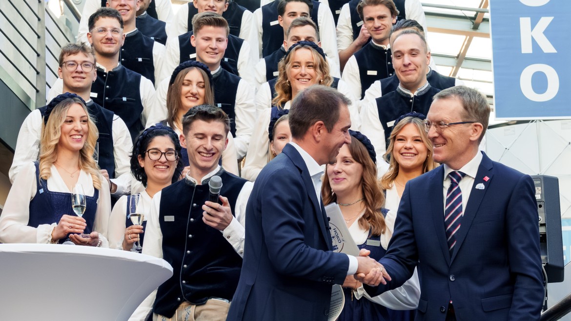Weltmeisterkapitän Philipp Lahm, Dekan Hermann Englberger und das HOKO-Projektteam eröffnen die HOKO 2025 