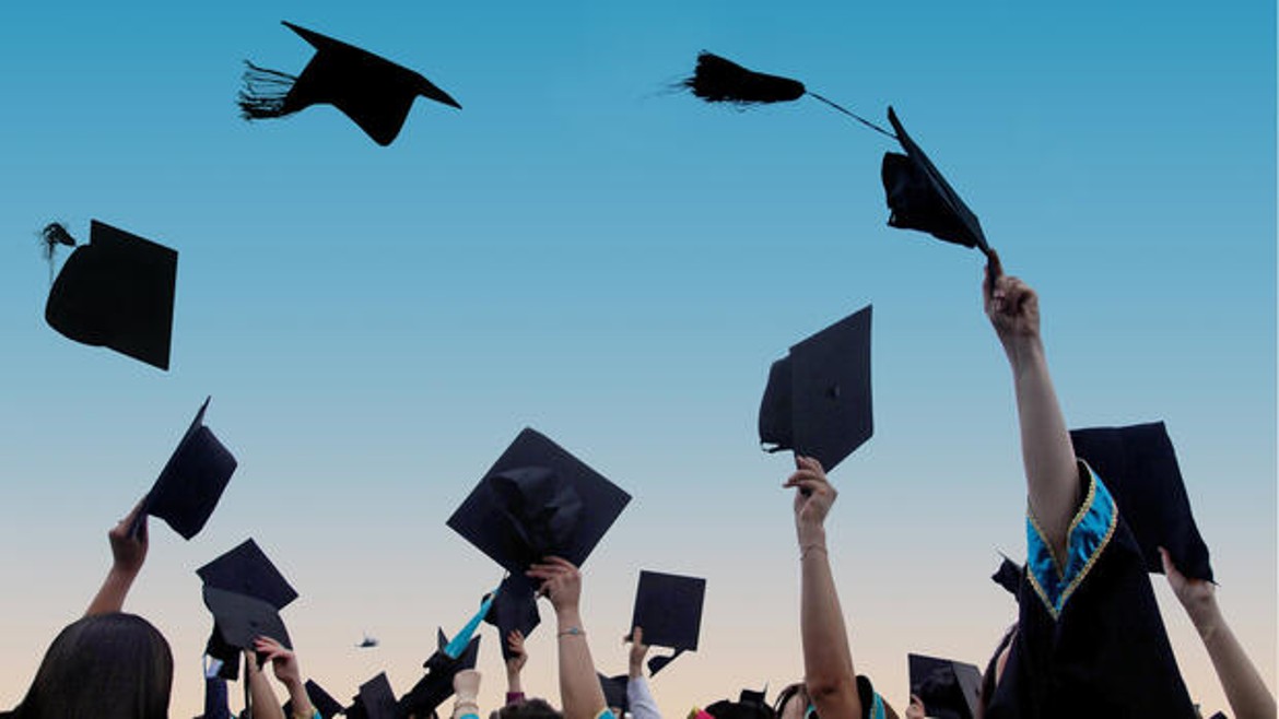 Doktorhüte werden in die Luft geworfen