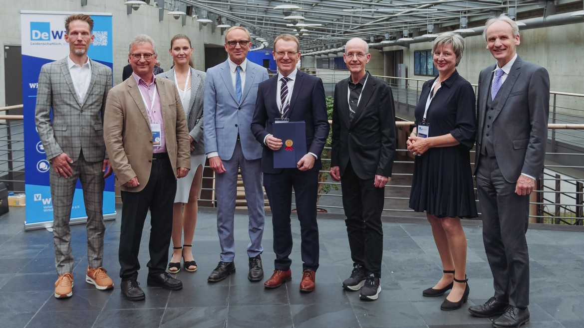Siegelverleihung: Prof. Dr. Matthias Werner (ASIIN), Prof. Dr. Burkhard Schmager (FFBTWI), Maria Mothes (ASIIN), Vizepräsident Prof. Dr. Klaus Kreulich, Dekan Prof. Dr. Hermann Englberger, Studiendekan Prof. Dr. Jörg Puchan, Dr. Frauke Weichardt (VWI Präsidentin), Präsident Prof. Dr. Martin Leitner (Foto: Paul Zenner) Siegelverleihung: Prof. Dr. Matthias Werner (ASIIN), Prof. Dr. Burkhard Schmager (FFBTWI), Maria Mothes (ASIIN), Vizepräsident Prof. Dr. Klaus Kreulich, Dekan Prof. Dr. Hermann Englberger, Studiendekan Prof. Dr. Jörg Puchan, Dr. Frauke Weichardt (VWI Präsidentin), Präsident Prof. Dr. Martin Leitner