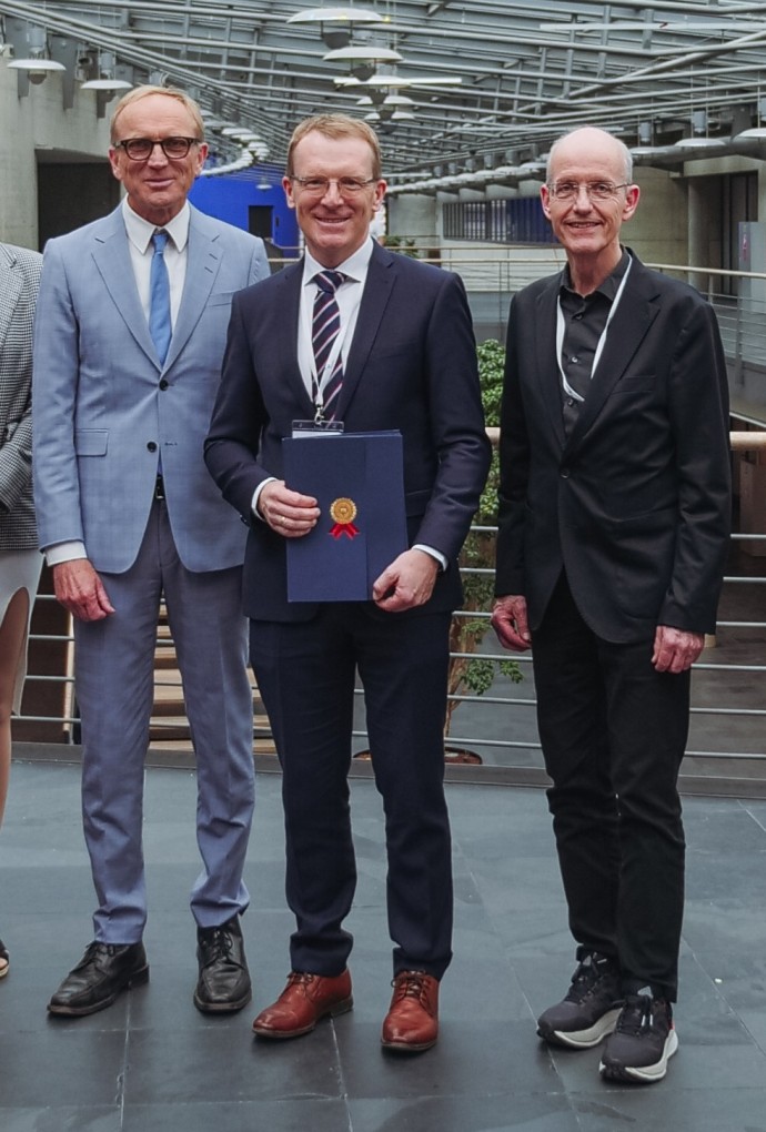 Siegelverleihung: Prof. Dr. Matthias Werner (ASIIN), Prof. Dr. Burkhard Schmager (FFBTWI), Maria Mothes (ASIIN), Vizepräsident Prof. Dr. Klaus Kreulich, Dekan Prof. Dr. Hermann Englberger, Studiendekan Prof. Dr. Jörg Puchan, Dr. Frauke Weichardt (VWI Präsidentin), Präsident Prof. Dr. Martin Leitner