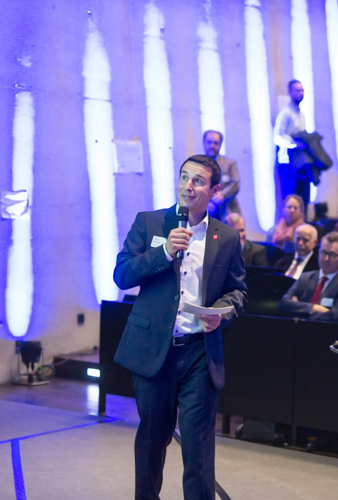 Prof. Dr. Sven Hawer vor Publikum im Hörsaal