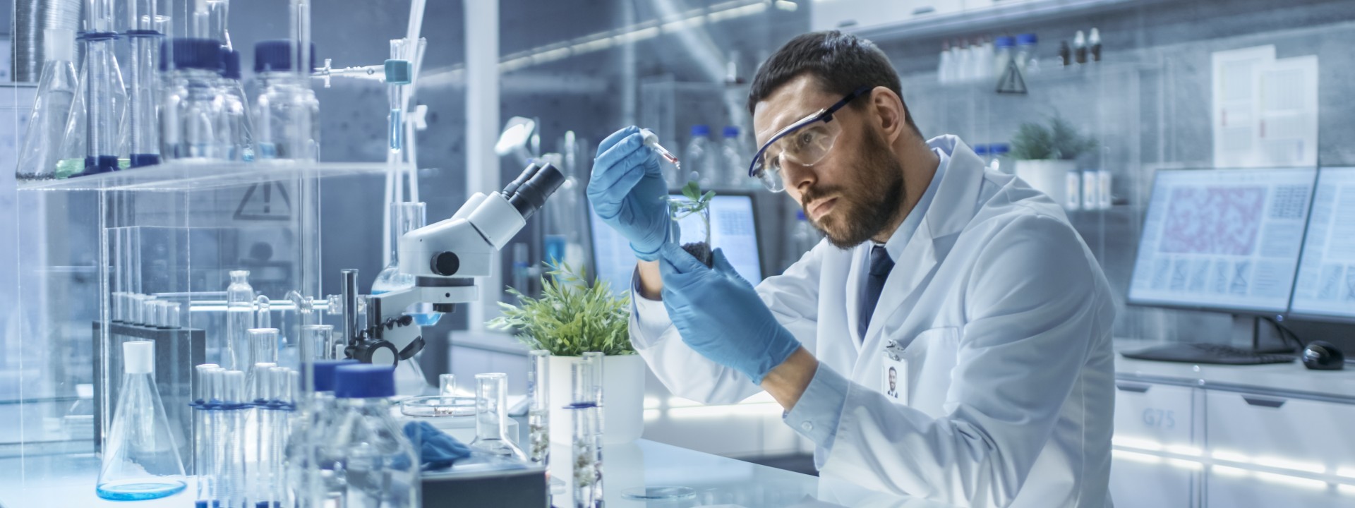 Biotechnologie - Mann im Biolabor mit Reagenzglas