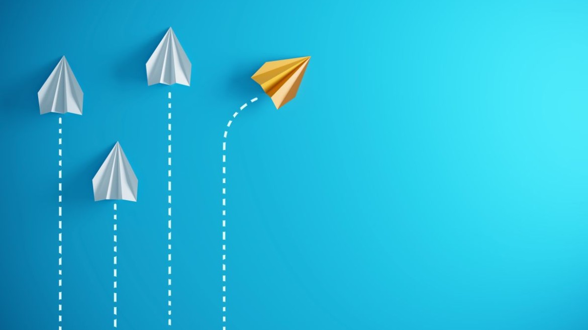 In welche Richtung soll es gehen? Wählen Sie Ihre Schwerpunkte. (Grafik: iStock) Vier Papierflieger, die den Weg weisen.