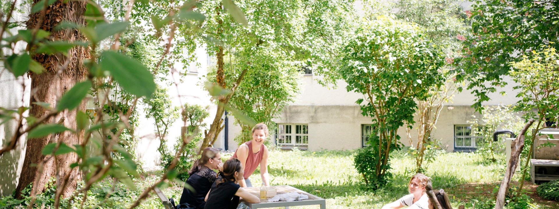 Studierende am Campus im Grünen