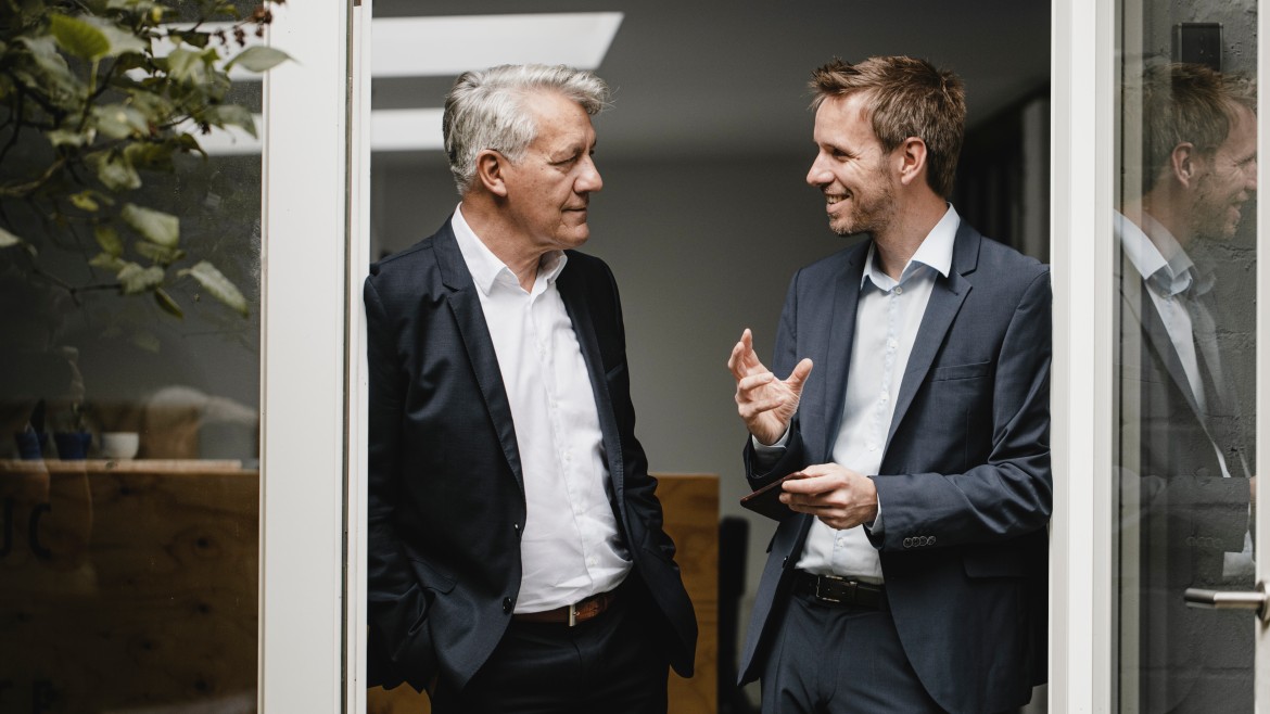 Vater und Sohn in (Stockfoto) Vater und Sohn in Geschäftsbesprechung