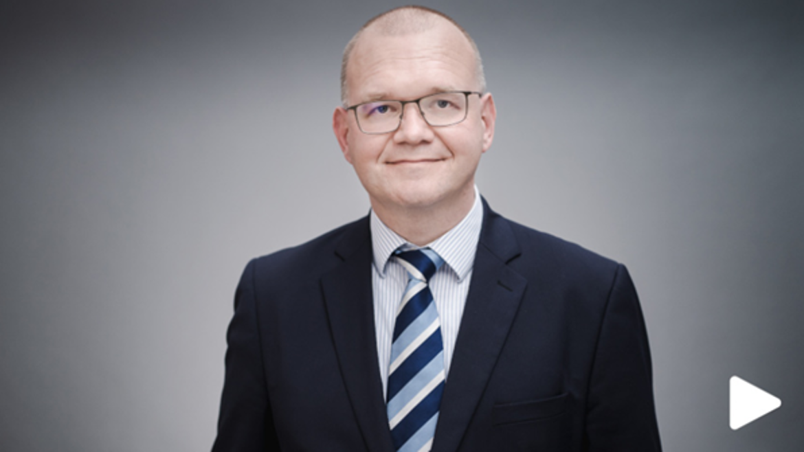 Berufung im Rahmen des Bayerischen Spitzenprofessurenprogramms: Prof. Dr. Marcel Hülsbeck (Video-Standbild: Wissenschafts- und Kunstministerium Bayern) Prof. Marcel Hülsbeck stellt sich und seine Forschung in einem kurzen Video vor. Das Bild wurde als Video-Screenshot aufgenommen.