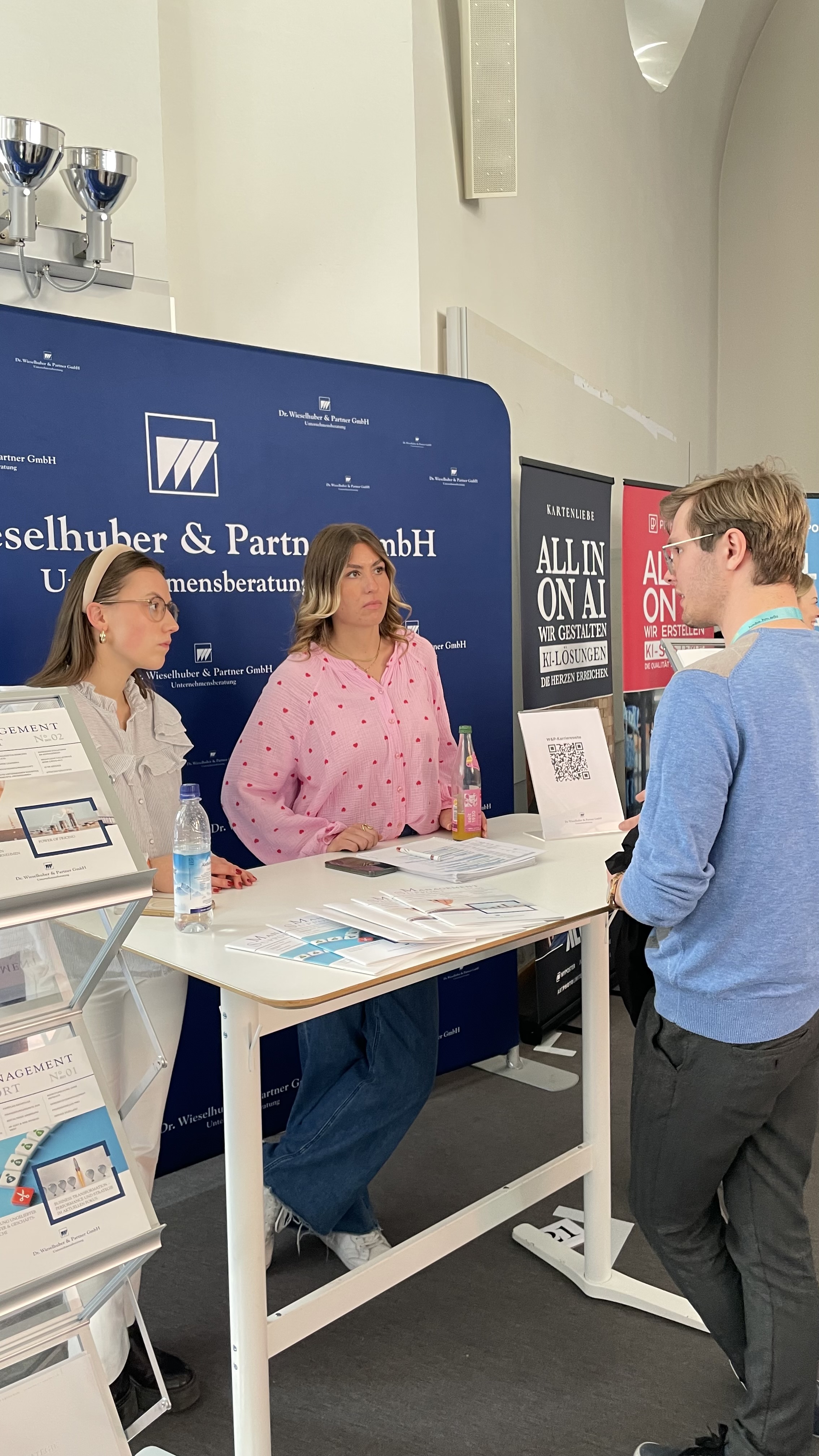 Studierende und Unternehmensvertreter auf der Karrieremesse 