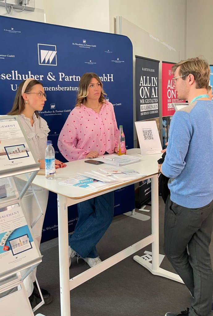 Studierende und Unternehmensvertreter auf der Karrieremesse 