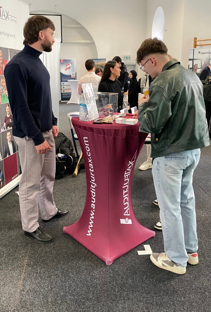 Studierende und Unternehmensvertreter auf der Karrieremesse 