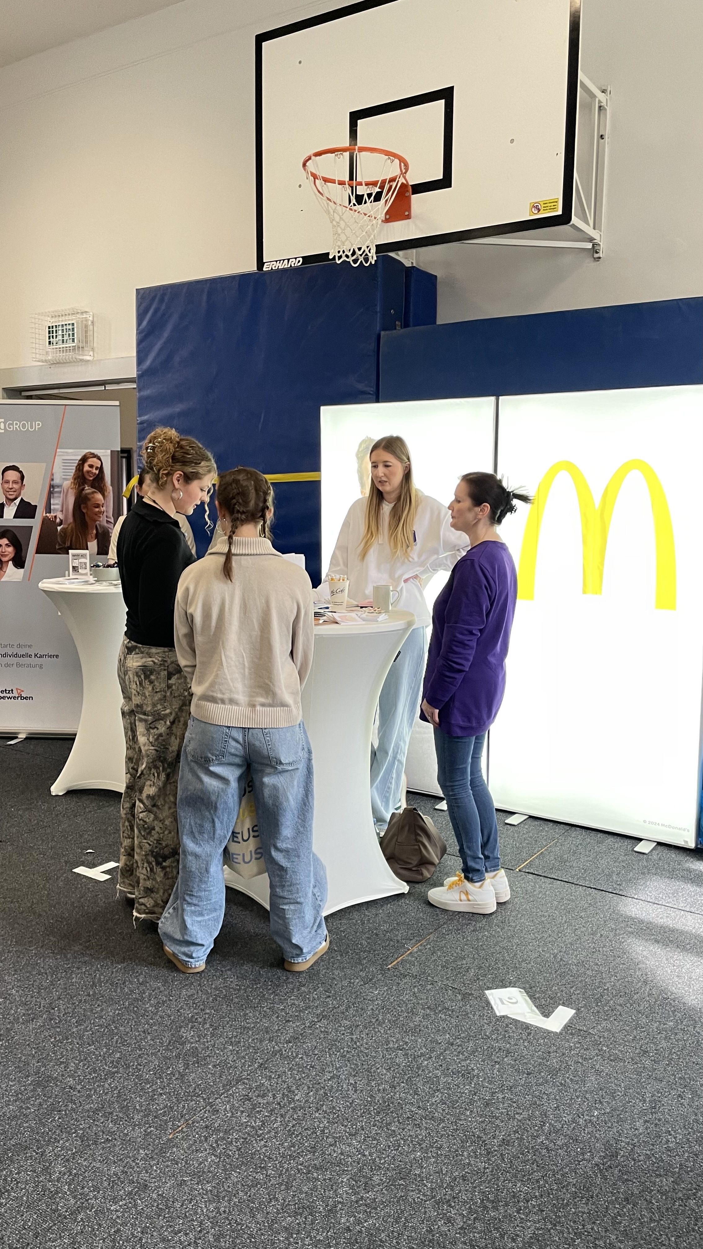 Studierende und Unternehmensvertreter auf der Karrieremesse 