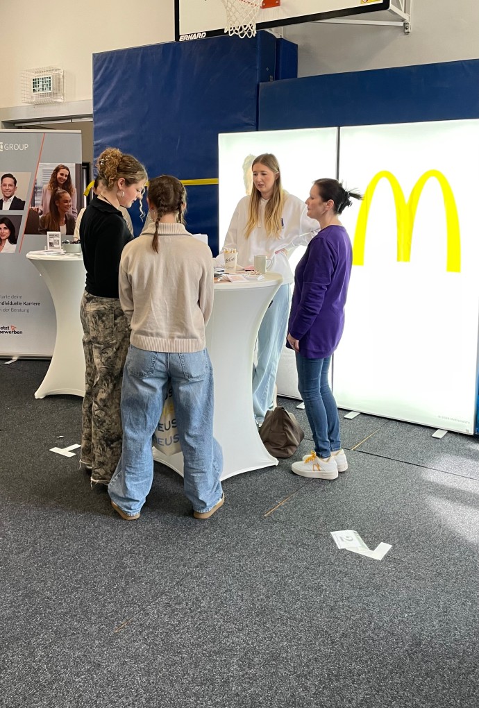 Studierende und Unternehmensvertreter auf der Karrieremesse 