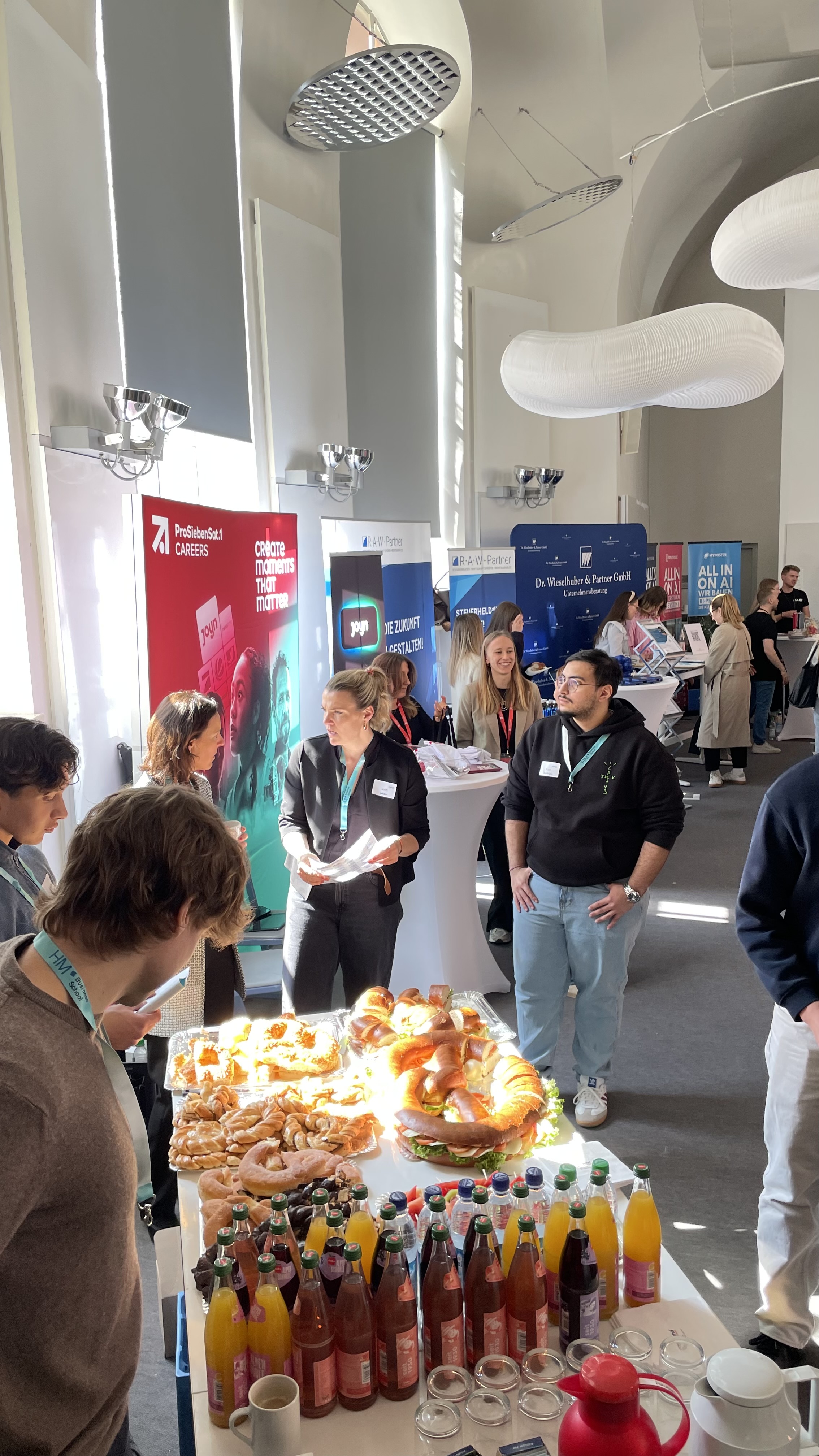 Studierende und Unternehmensvertreter auf der Karrieremesse 