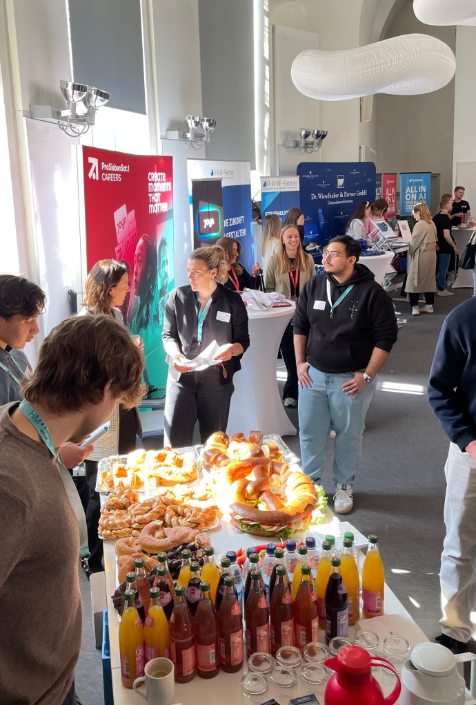 Studierende und Unternehmensvertreter auf der Karrieremesse 