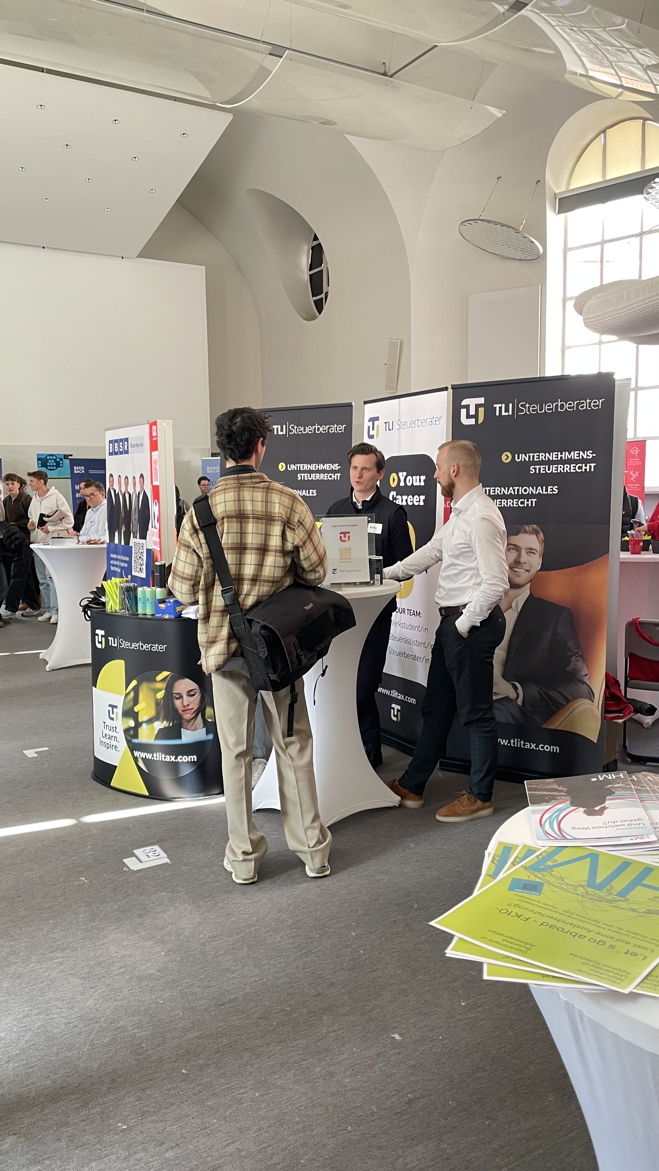 Studierende und Unternehmensvertreter auf der Karrieremesse 