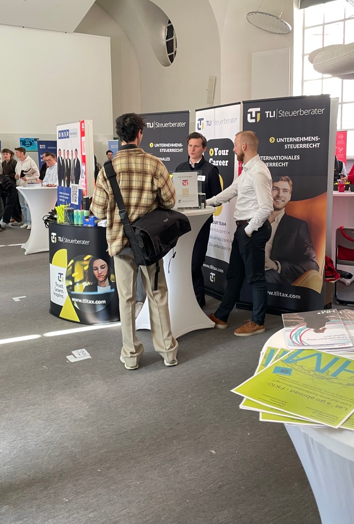 Studierende und Unternehmensvertreter auf der Karrieremesse 
