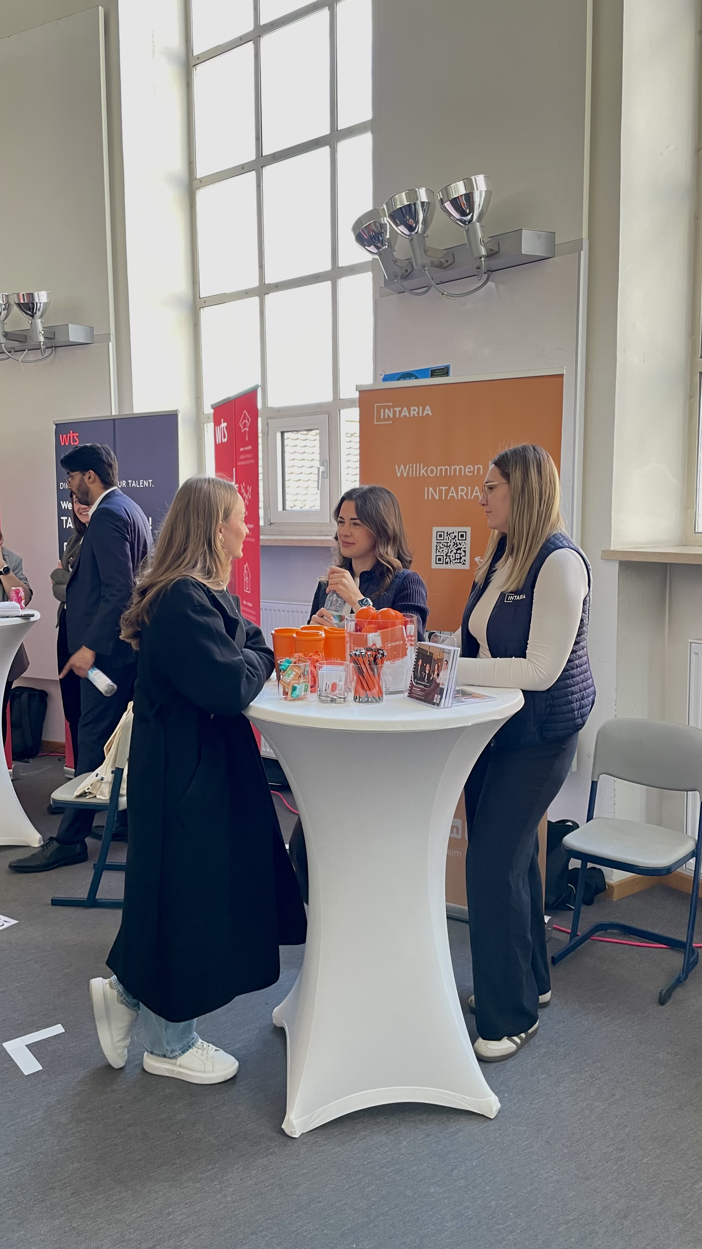 Studierende und Unternehmensvertreter auf der Karrieremesse 