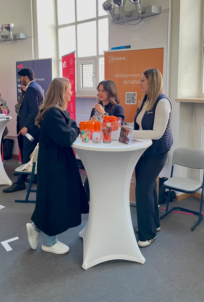 Studierende und Unternehmensvertreter auf der Karrieremesse 