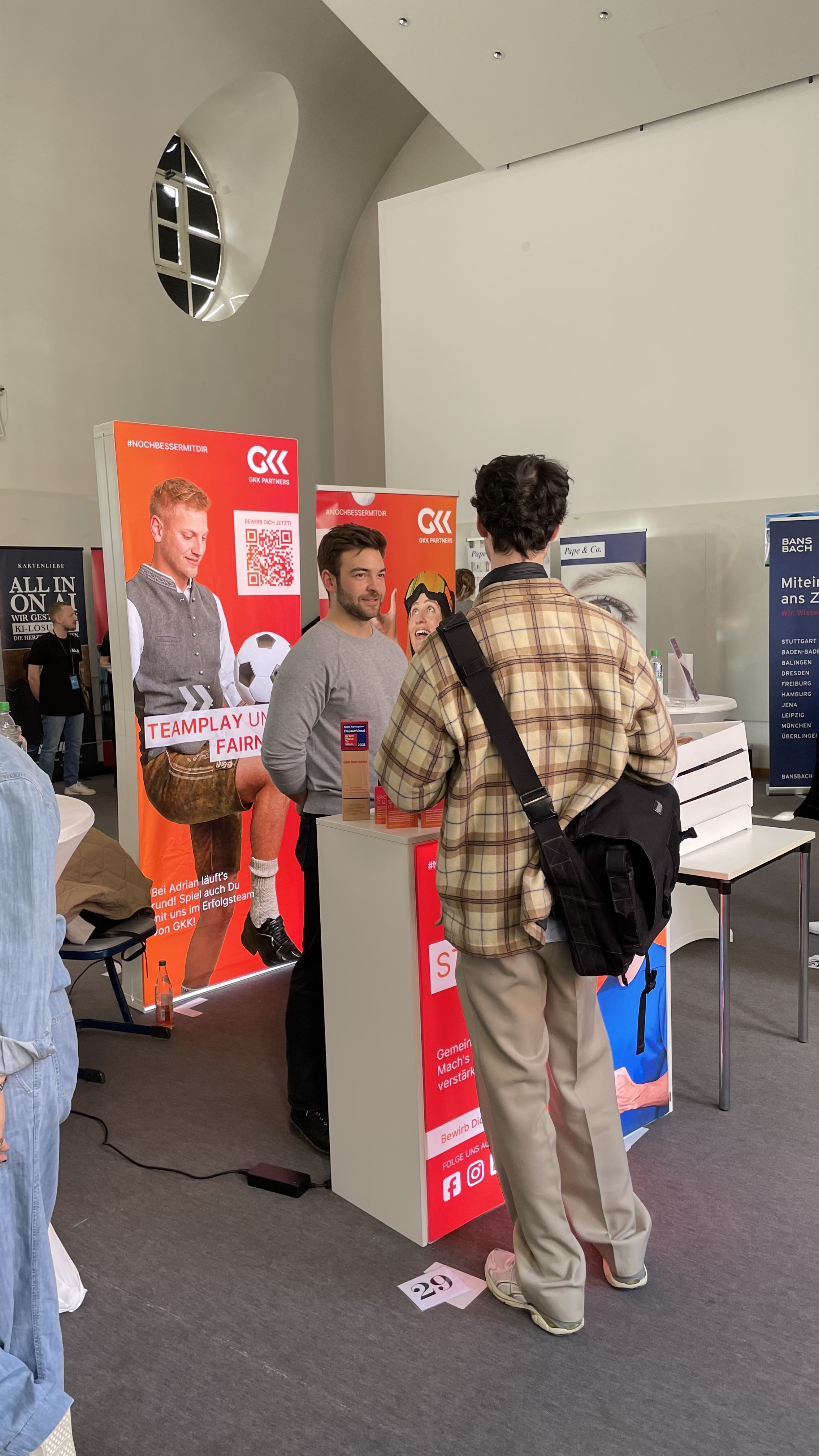 Studierende und Unternehmensvertreter auf der Karrieremesse 