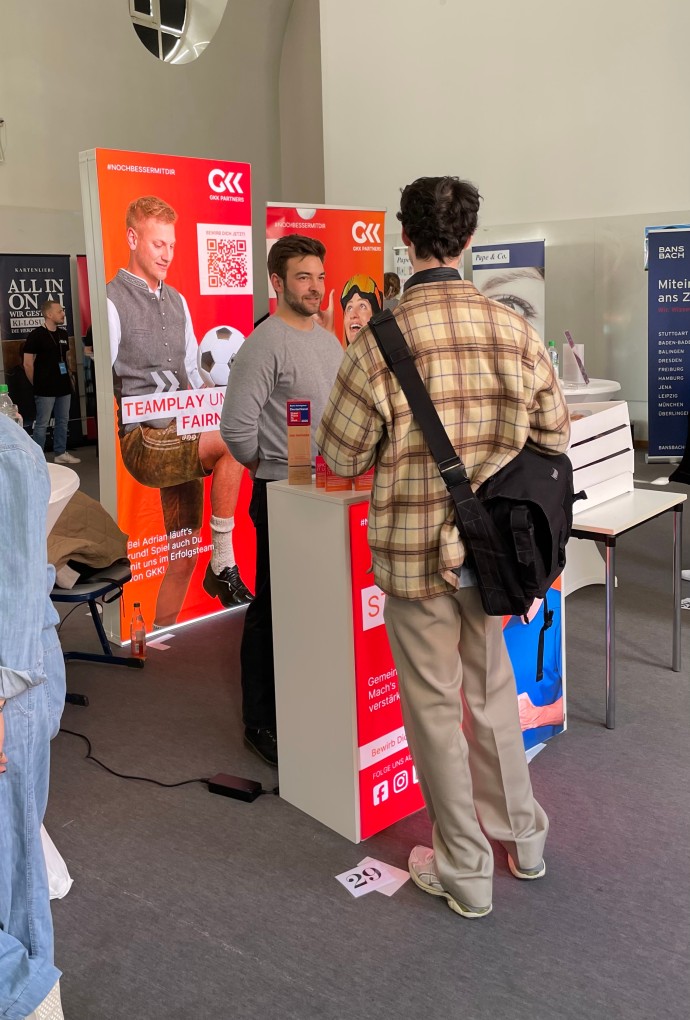 Studierende und Unternehmensvertreter auf der Karrieremesse 