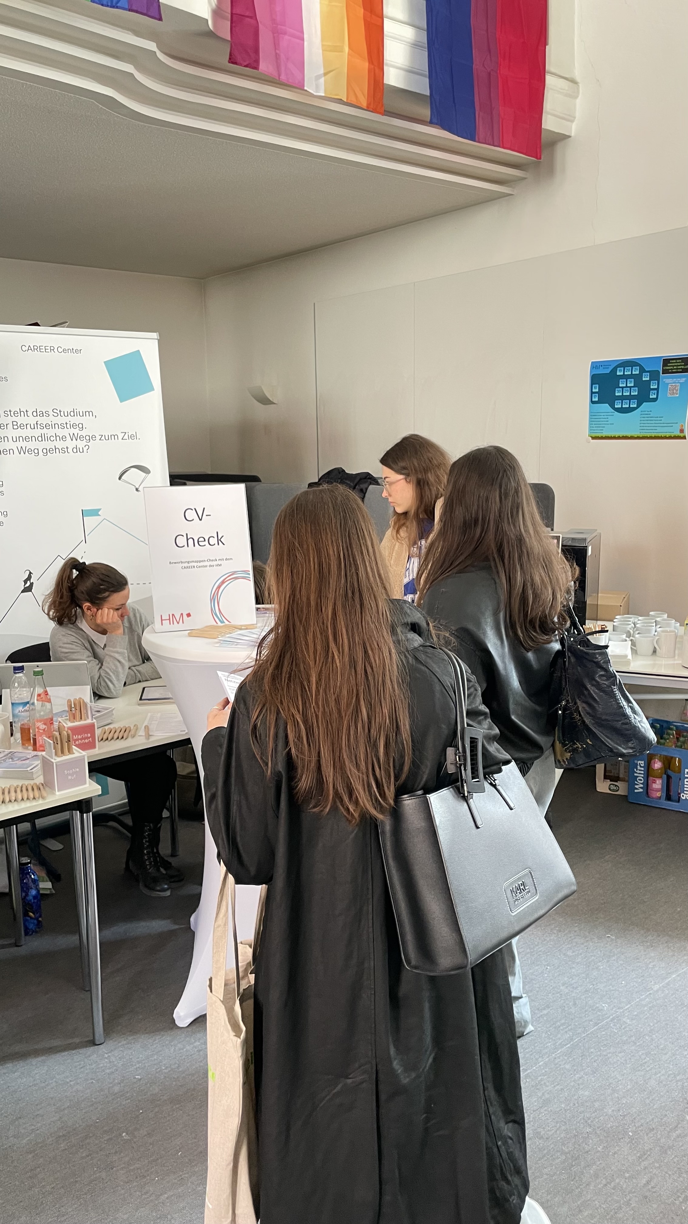 Studierende und Unternehmensvertreter auf der Karrieremesse 