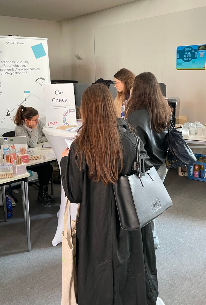 Studierende und Unternehmensvertreter auf der Karrieremesse 