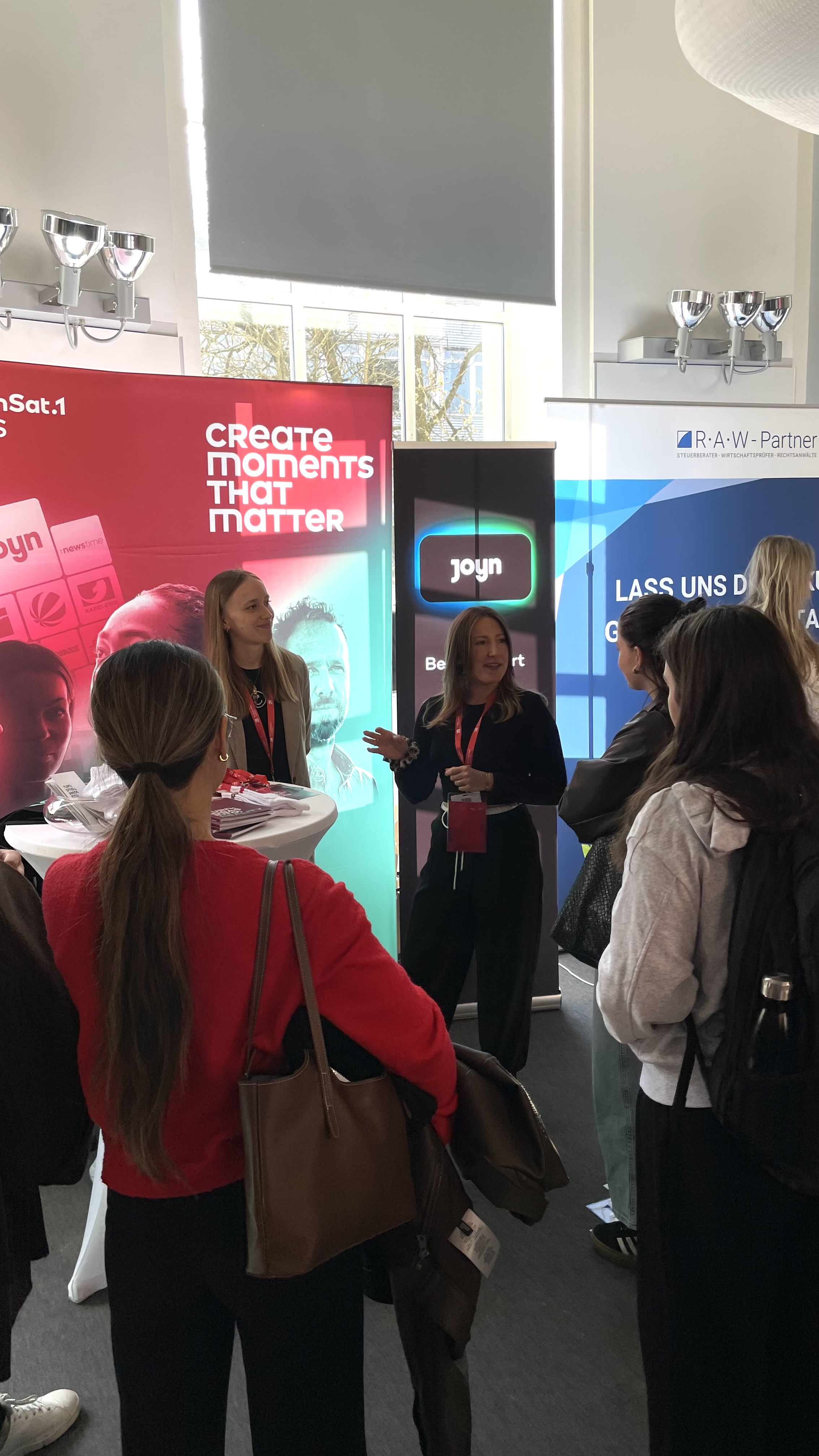 Studierende und Unternehmensvertreter auf der Karrieremesse 