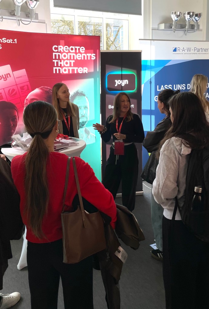 Studierende und Unternehmensvertreter auf der Karrieremesse 