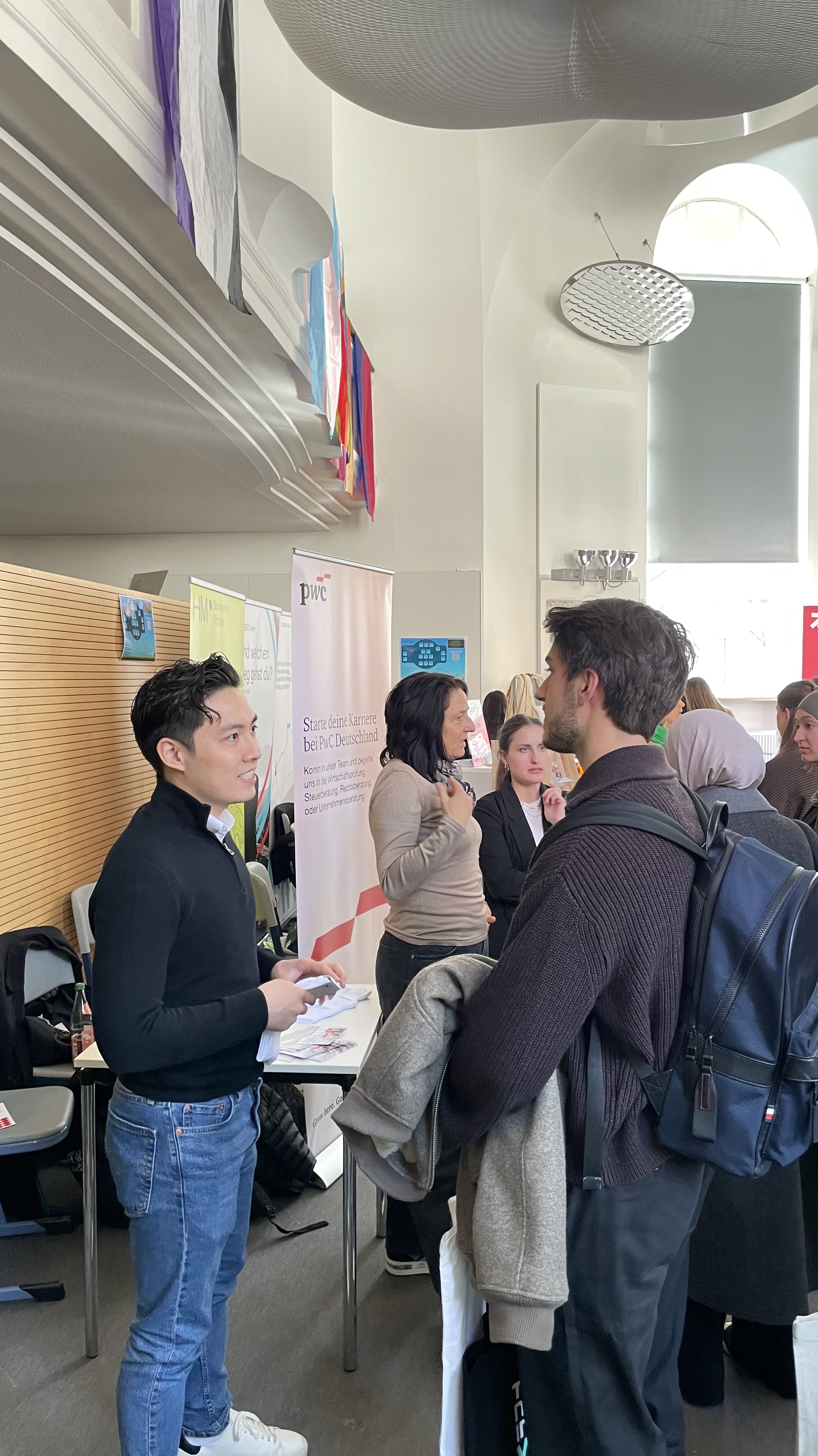 Studierende und Unternehmensvertreter auf der Karrieremesse 