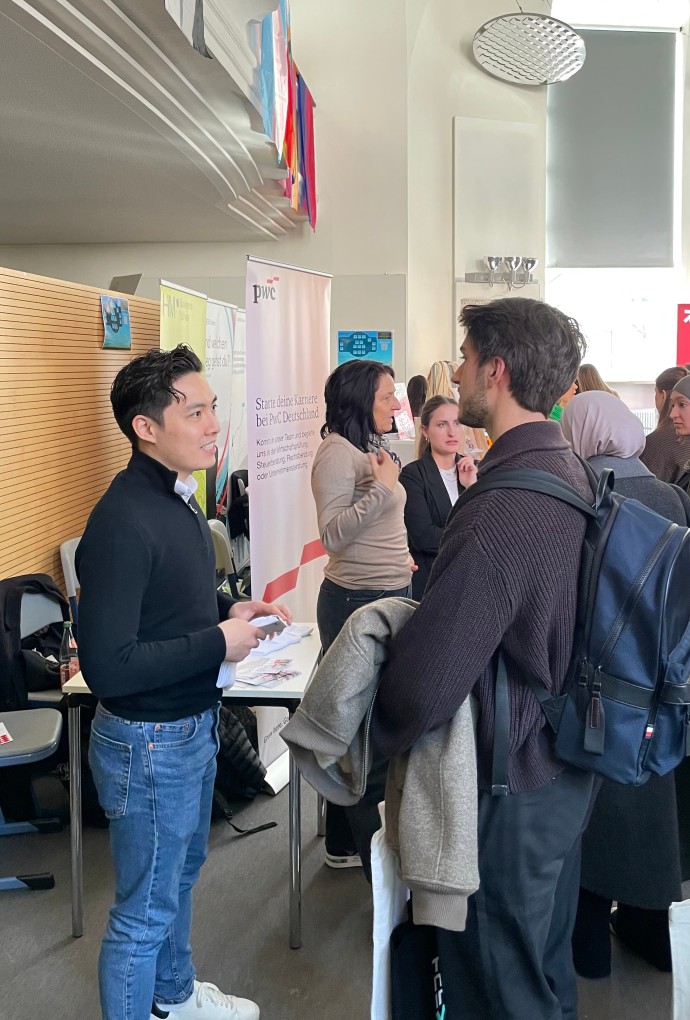Studierende und Unternehmensvertreter auf der Karrieremesse 