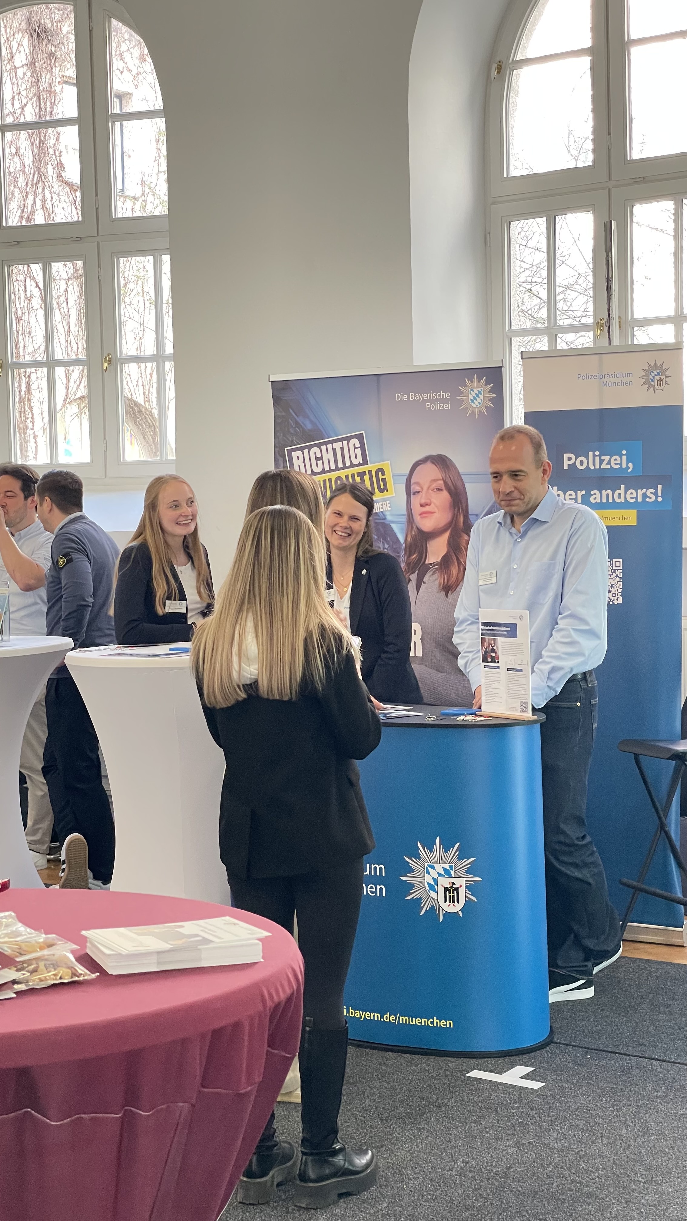 Studierende und Unternehmensvertreter auf der Karrieremesse 