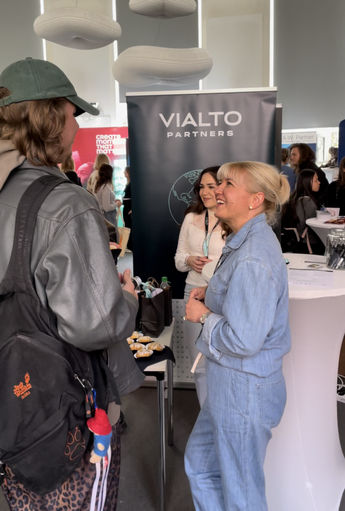 Studierende und Unternehmensvertreter auf der Karrieremesse 