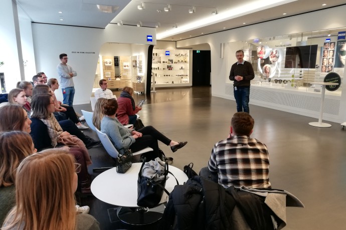 Projekt-Briefing durch Joachim Kuss (Mitte), ZEISS Vision Care