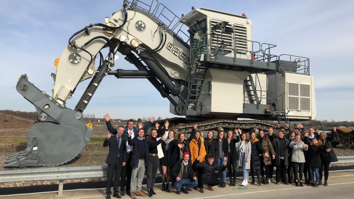 LIEBHERR Escavator mit 250 to Gewicht