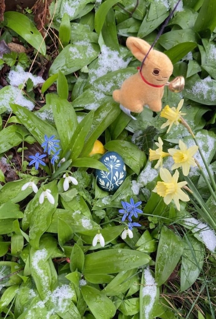 Osterhase in Blumenbeet