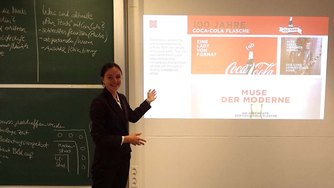 Gastreferentin Pola Kobbe, Senior Consultant Interbrand, bei ihrem Gastvortrag an der Fakultät der Hochschule München