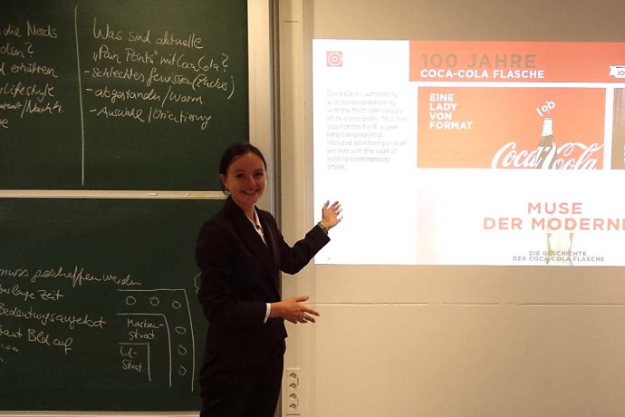 Gastreferentin Pola Kobbe, Senior Consultant Interbrand, bei ihrem Gastvortrag an der Fakultät der Hochschule München