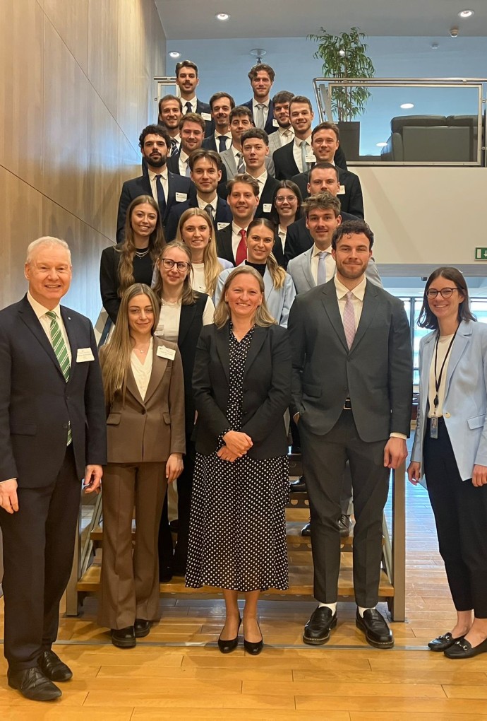 Studierende der Masterstudienrichtung Applied Business Innovation zu Besuch im EU Parlament