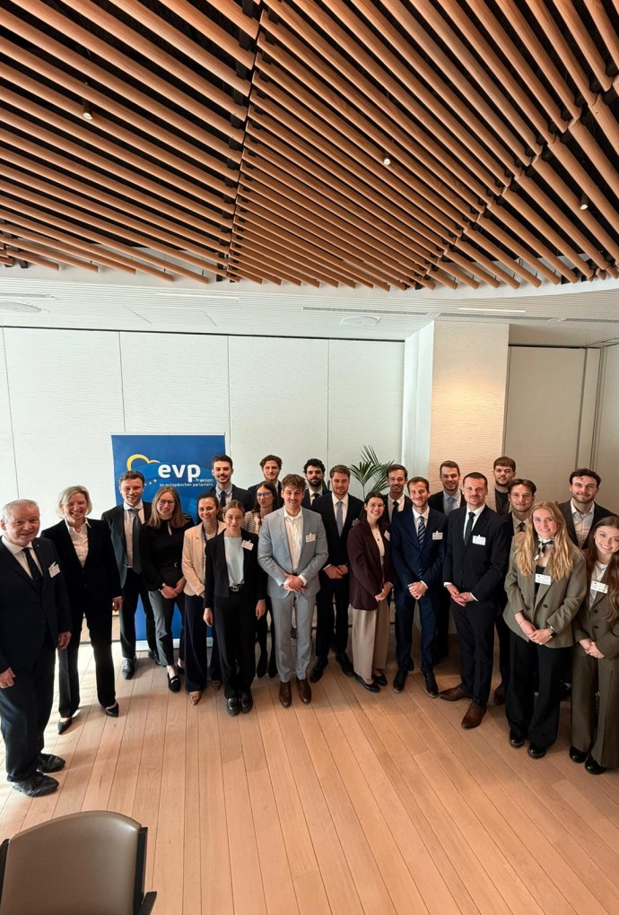 Studierende der Masterstudienrichtung Applied Business Innovation zu Besuch im EU Parlament
