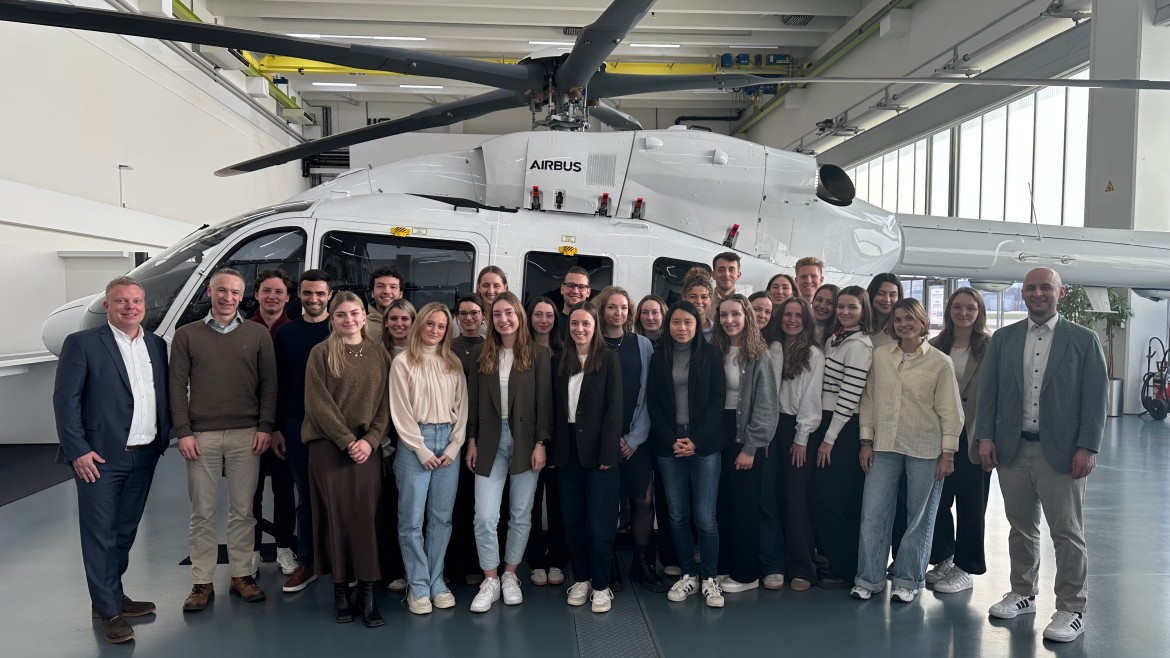 Studierende vor Helikopter