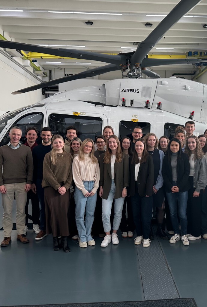 Studierende vor Helikopter