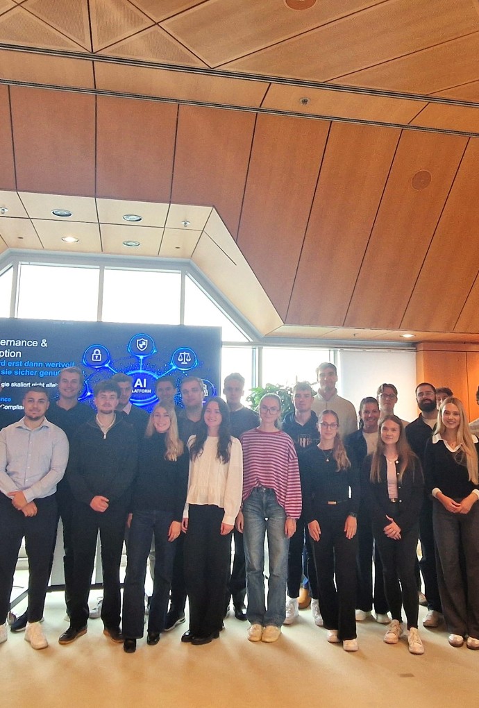 Prof. Dr. Philipp Gann und die Studierenden der Masterstudienrichtung Finance & Accounting sowie des Bachelorschwerpunkts Bank-, Finanz- und Risikomanagement.