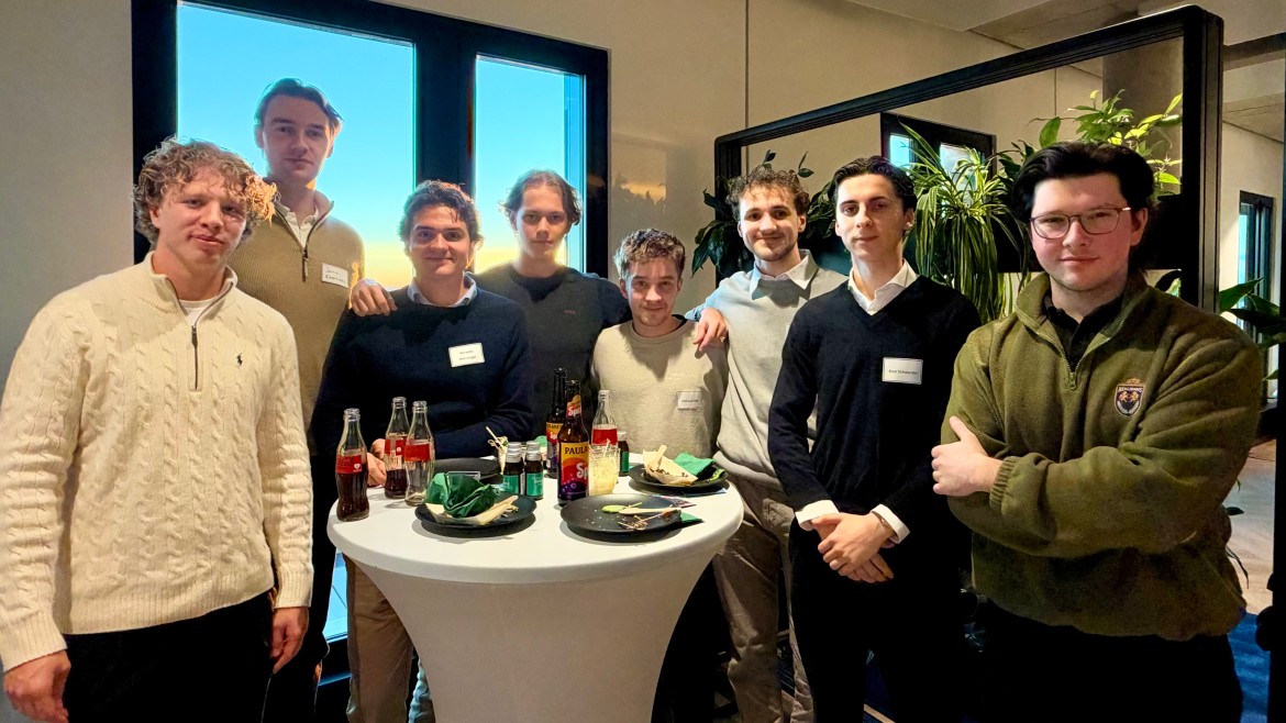 Studierende beim Business Knigge Dinner 