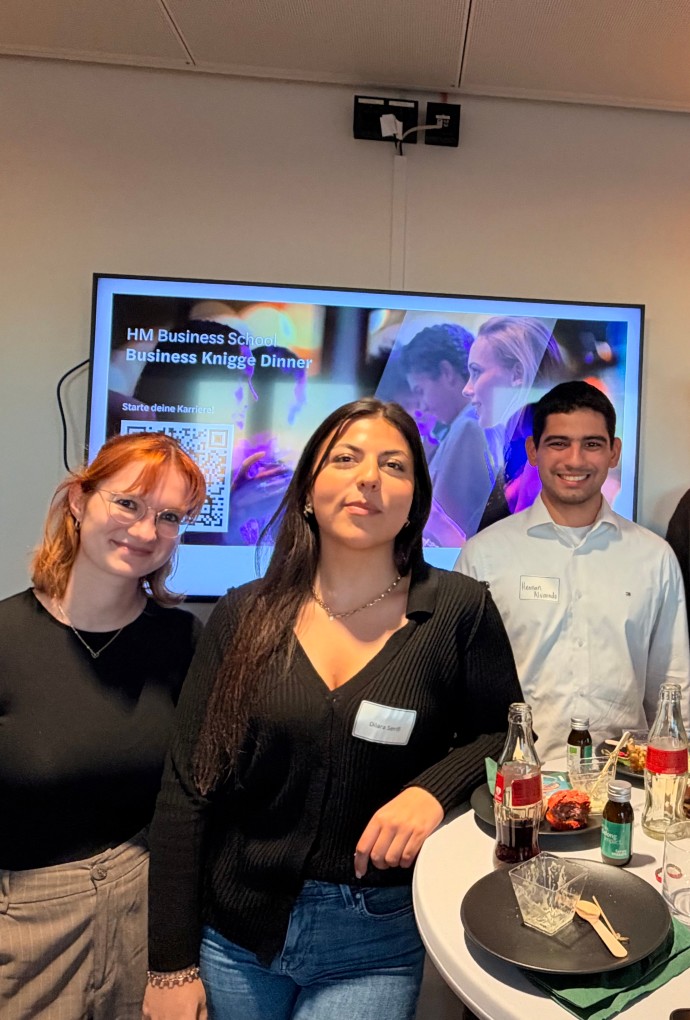 Studierende beim Business Knigge Dinner 