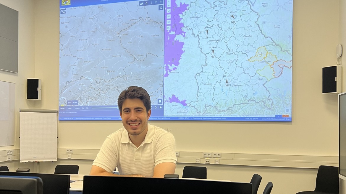 Tobias Finsterwalder im bayerischen Melde- und Lagezentrum Bevölkerungsschutz (BayMLZ). 
