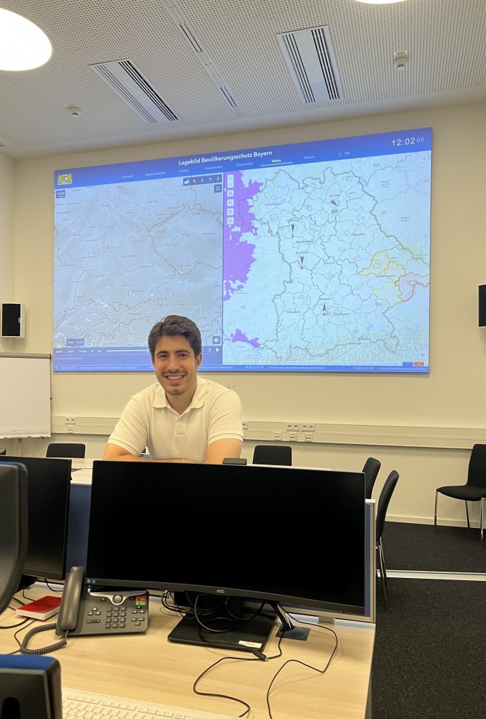 Tobias Finsterwalder im bayerischen Melde- und Lagezentrum Bevölkerungsschutz (BayMLZ). 