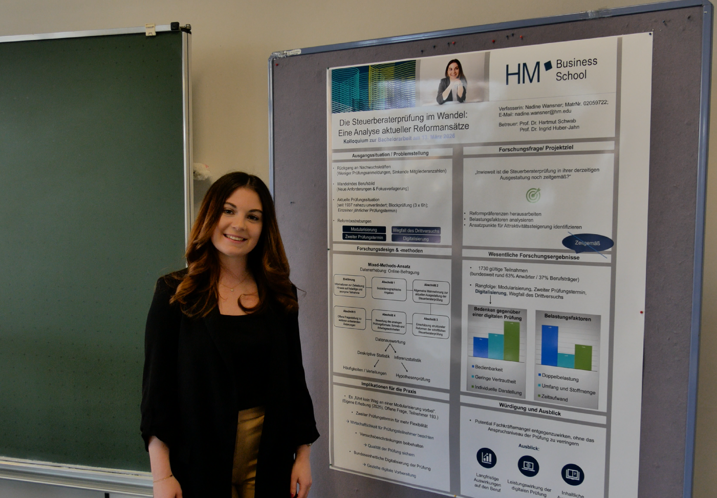 Studentin präsentiert ihre Abschlussarbeit bei der Student's Conference im Fachbereich Steuern